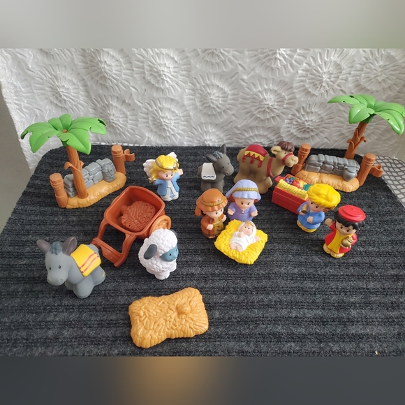 Fisher Price Little People Nativity Set 16pc with Stable - Picture 6 of 17